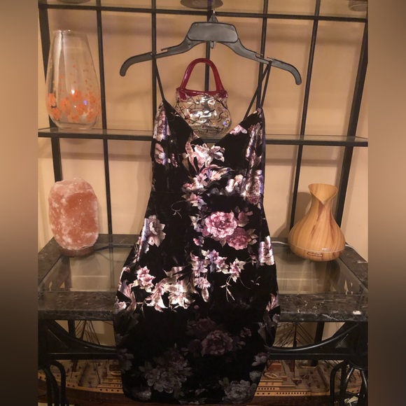 GUESS NWOT Gorgeous Black Velvet Shiny Floral Design mini dress. Size X-Small - Picture 9 of 9